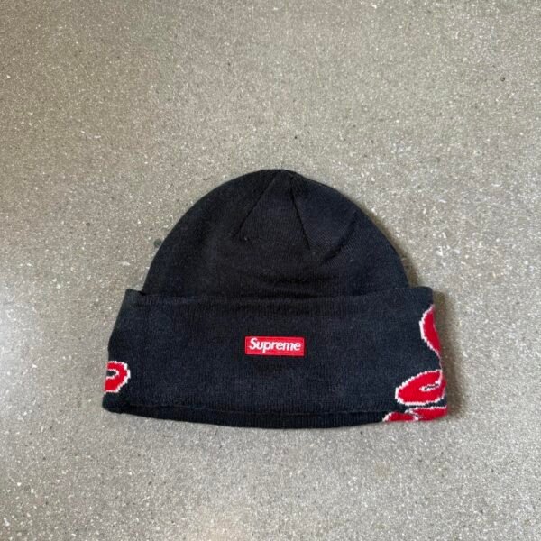P8-189.jpg Supreme x New Era FW19 Script Cuff Beanie - Black/Red