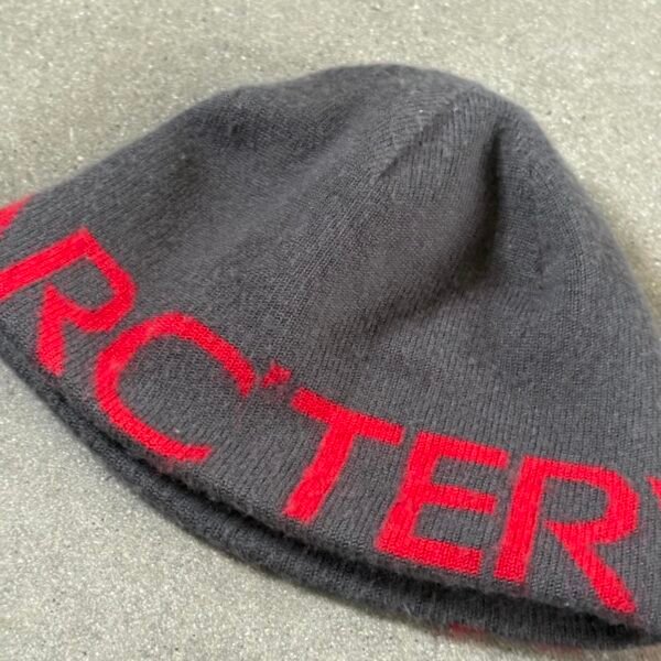 P8-197.jpg Arc’teryx Reversible Word Head Toque - Grey/Red